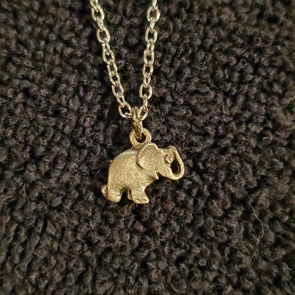 A DAINTY🐘 ELEPHANT 🐘NECKLACE 16" SILVER CHAIN - Picture 3 of 5